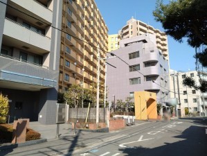藤沢市鵠沼花沢町、マンションの前面道路を含む現地写真画像です