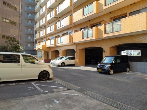 藤沢市鵠沼花沢町、マンションの駐車場画像です