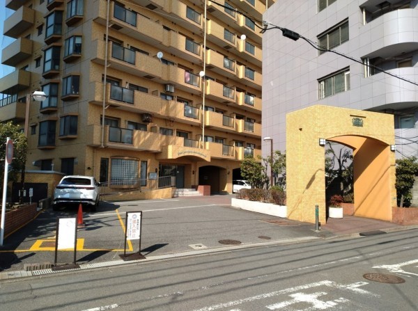 藤沢市鵠沼花沢町、マンションのエントランス画像です