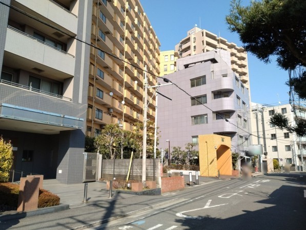藤沢市鵠沼花沢町、マンションの前面道路を含む現地写真画像です