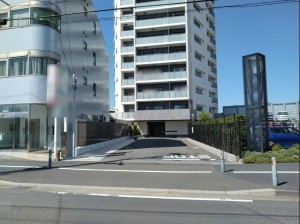 藤沢市辻堂新町、マンションの前面道路を含む現地写真画像です