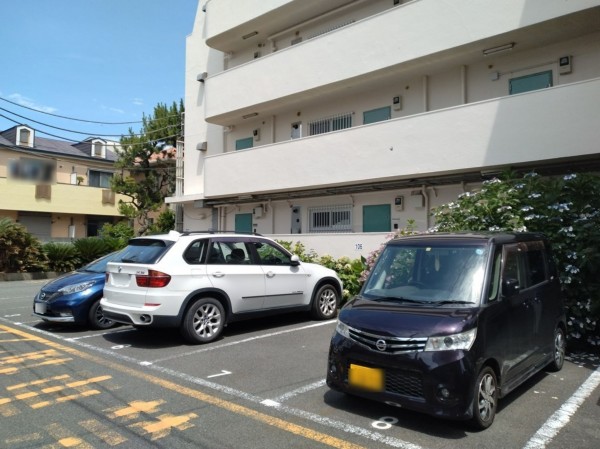 藤沢市鵠沼海岸、マンションの駐車場画像です