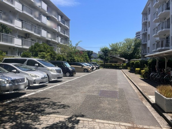 藤沢市辻堂新町、マンションの駐車場画像です