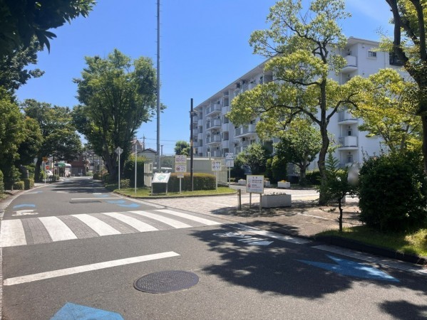 藤沢市辻堂新町、マンションの前面道路を含む現地写真画像です