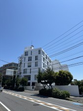 藤沢市片瀬海岸、マンションの前面道路を含む現地写真画像です