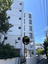 藤沢市片瀬海岸、マンションの前面道路を含む現地写真画像です