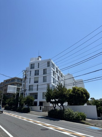 藤沢市片瀬海岸、マンションの前面道路を含む現地写真画像です