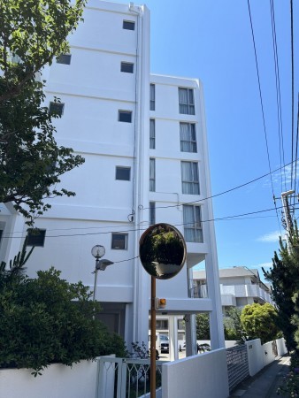 藤沢市片瀬海岸、マンションの前面道路を含む現地写真画像です