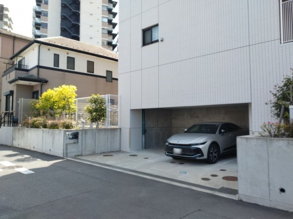 藤沢市藤沢、マンションの駐車場画像です