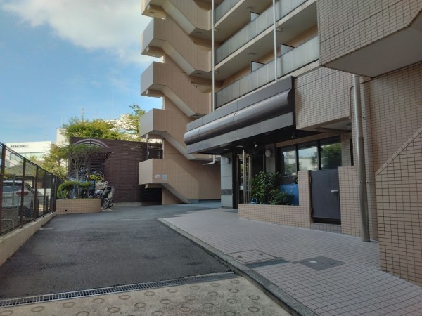 藤沢市藤沢、マンションのエントランス画像です