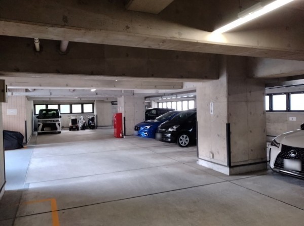 藤沢市藤沢、マンションの駐車場画像です