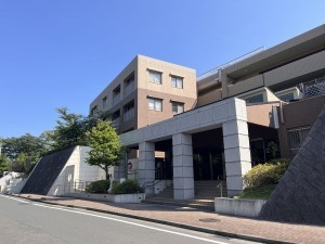 藤沢市辻堂太平台、マンションの前面道路を含む現地写真画像です
