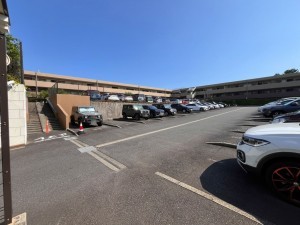 藤沢市辻堂太平台、マンションの駐車場画像です