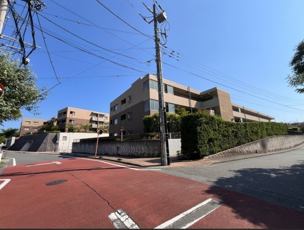藤沢市辻堂太平台、マンションの前面道路を含む現地写真画像です