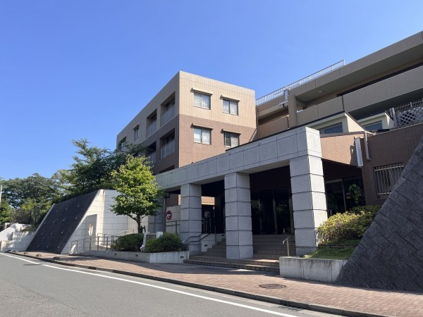 藤沢市辻堂太平台、マンションの前面道路を含む現地写真画像です