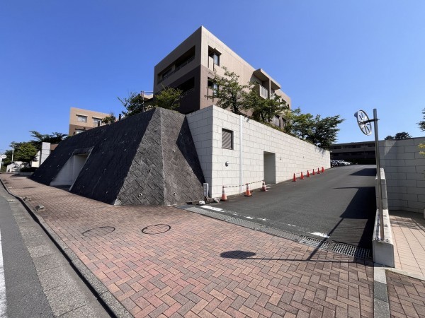 藤沢市辻堂太平台、マンションの駐車場画像です