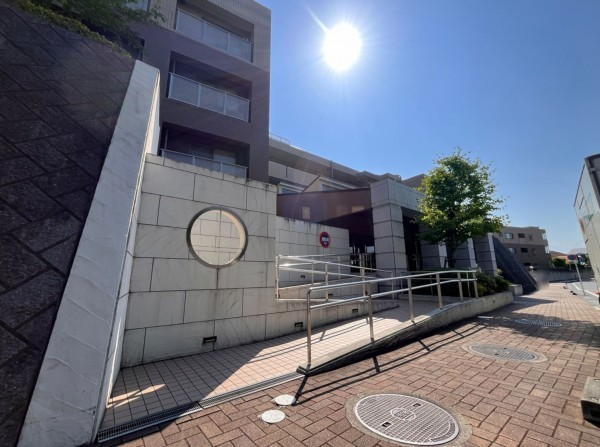 藤沢市辻堂太平台、マンションのエントランス画像です