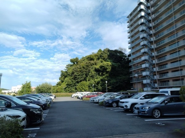 藤沢市川名、マンションの駐車場画像です