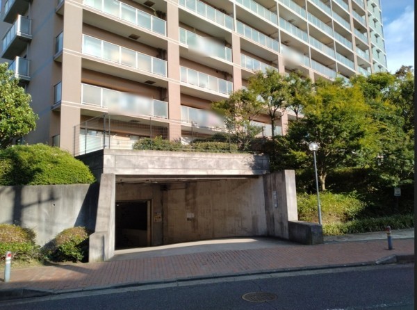 藤沢市川名、マンションの駐車場画像です