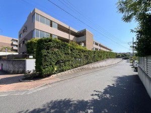 藤沢市辻堂太平台、マンションの外観画像です