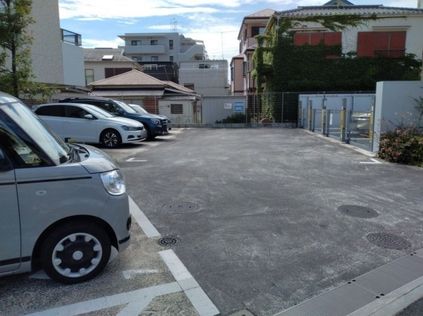 藤沢市片瀬、マンションの駐車場画像です