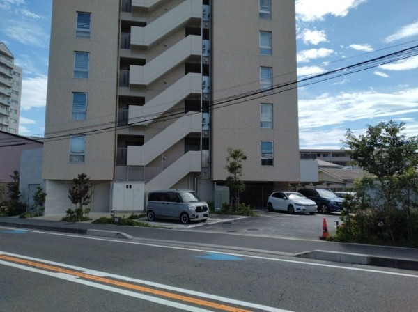 藤沢市片瀬、マンションの駐車場画像です