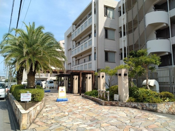 藤沢市鵠沼海岸、マンションのエントランス画像です