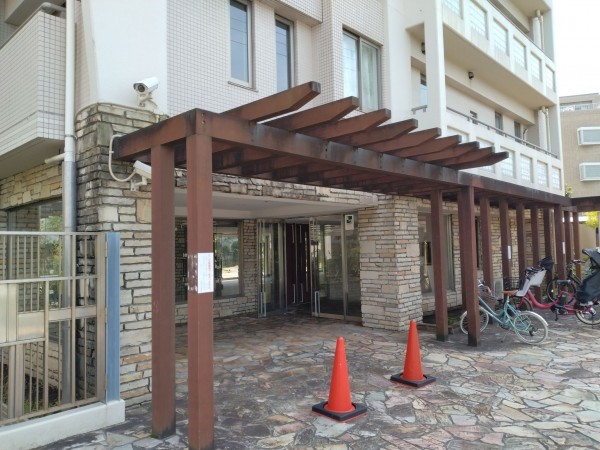 藤沢市鵠沼海岸、マンションのエントランス画像です