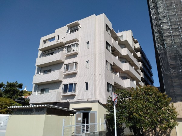 藤沢市片瀬、マンションの外観画像です