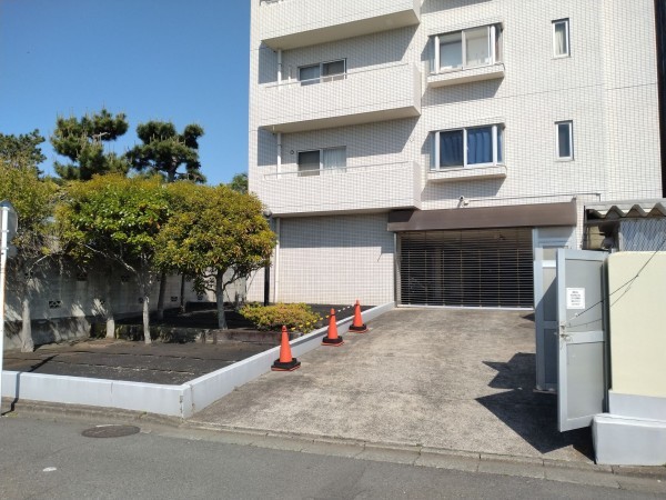 藤沢市片瀬、マンションの駐車場画像です