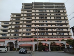 藤沢市城南、マンションの外観画像です