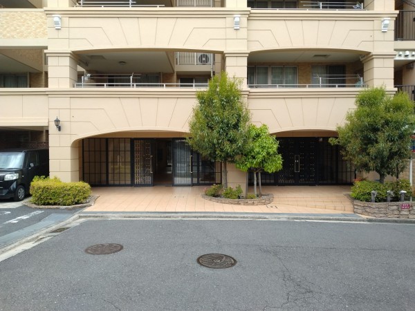 藤沢市大鋸、マンションのエントランス画像です