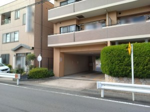 藤沢市大鋸、マンションの駐車場画像です