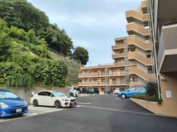 藤沢市大鋸、マンションの駐車場画像です
