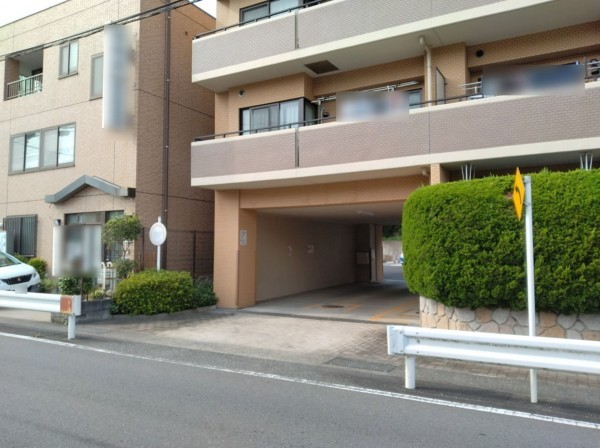 藤沢市大鋸、マンションの駐車場画像です