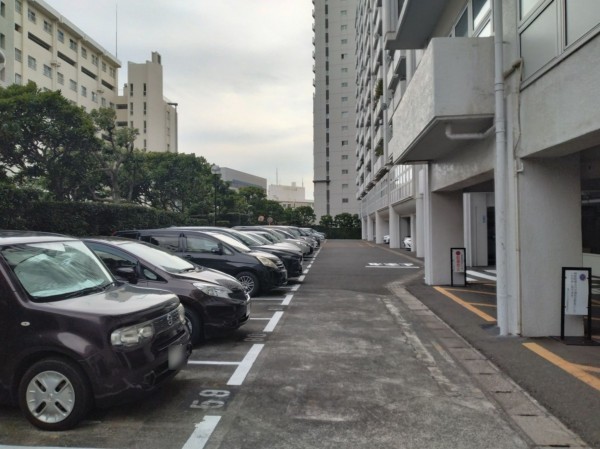 藤沢市鵠沼東、マンションの駐車場画像です