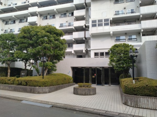 藤沢市鵠沼東、マンションのエントランス画像です