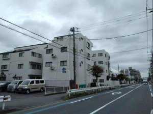 藤沢市鵠沼海岸、マンションの前面道路を含む現地写真画像です