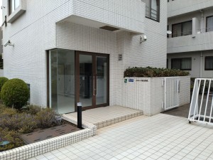 藤沢市鵠沼海岸、マンションのエントランス画像です