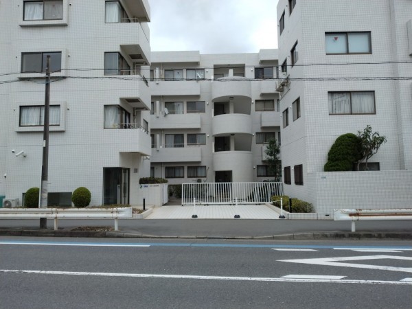 藤沢市鵠沼海岸、マンションのエントランス画像です