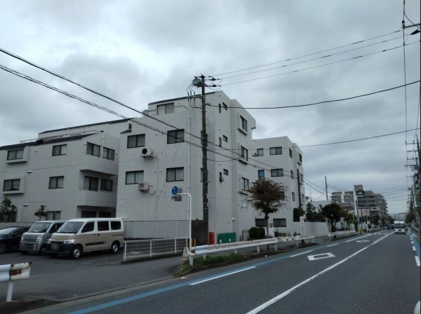 藤沢市鵠沼海岸、マンションの前面道路を含む現地写真画像です