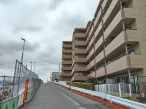 藤沢市城南、マンションの前面道路を含む現地写真画像です