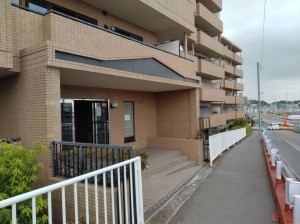 藤沢市城南、マンションのエントランス画像です
