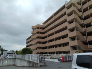 藤沢市城南、マンションの外観画像です