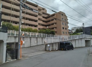 藤沢市城南、マンションの前面道路を含む現地写真画像です