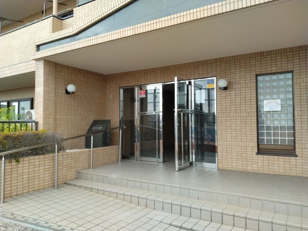 藤沢市城南、マンションのエントランス画像です
