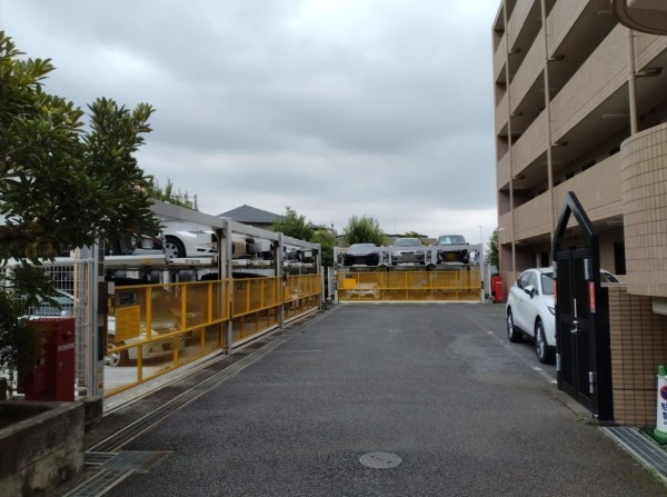 藤沢市城南、マンションの駐車場画像です