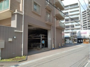 藤沢市藤沢、マンションの前面道路を含む現地写真画像です