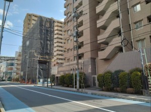 藤沢市藤沢、マンションの前面道路を含む現地写真画像です