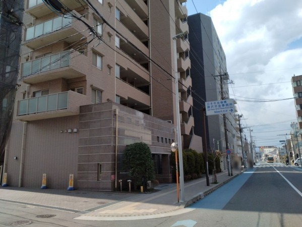 藤沢市藤沢、マンションの前面道路を含む現地写真画像です